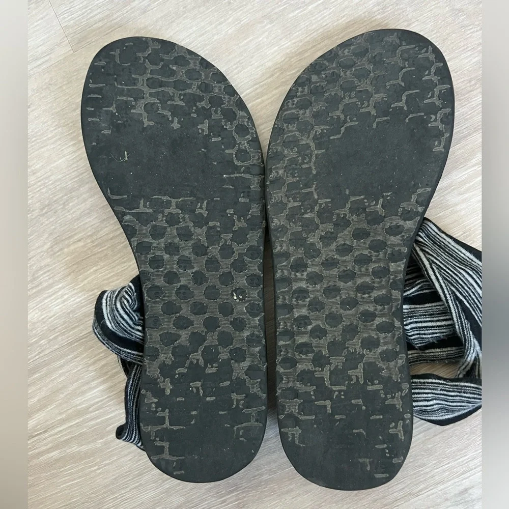 Sanuk Sling Yoga Black Sandal with Striped Wrap Straps - Picture 4 of 4